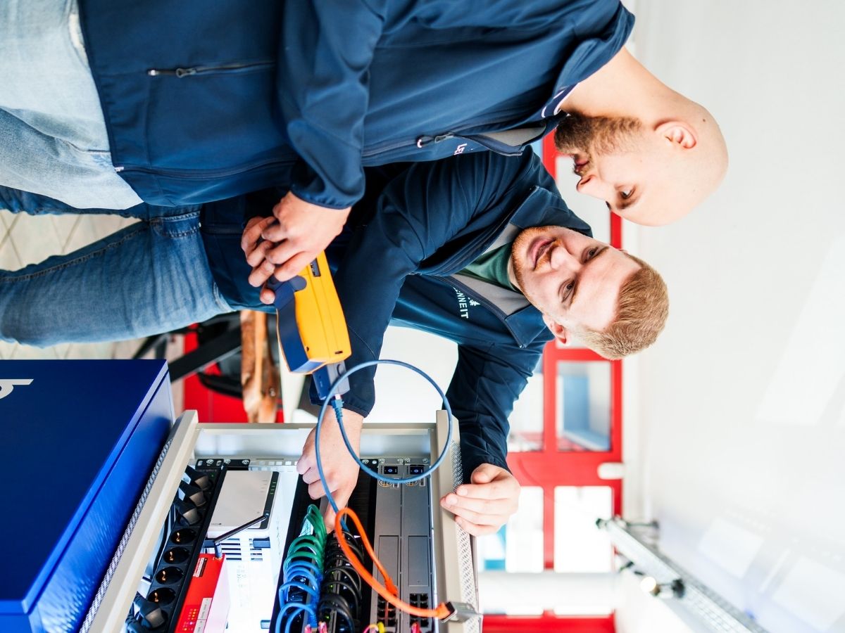 einrichtung-netzwerkschrank_lenneIT_-90grad